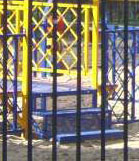 Ограда на детской площадке делает игру детей безопасной.