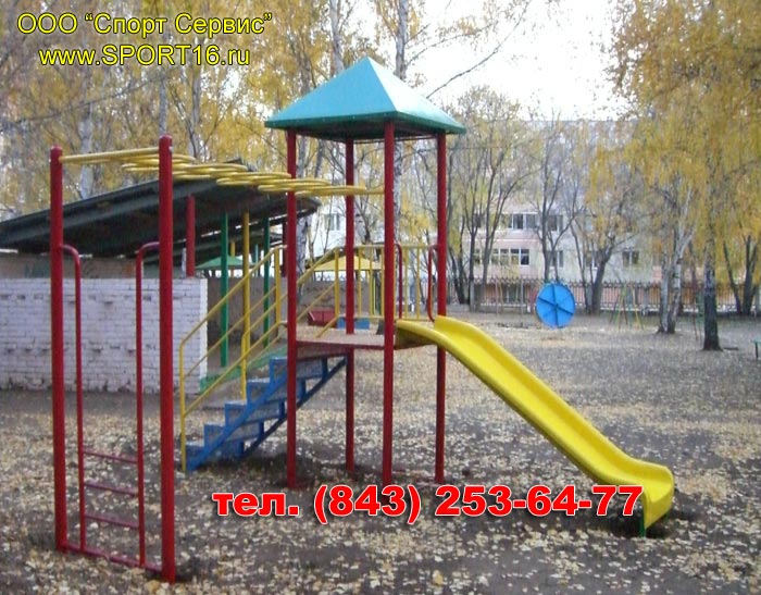 Горка на детской игровой площадке в Казани в пригороде