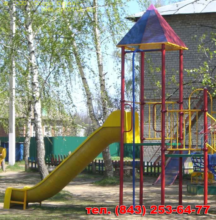 Горка на детской игровой площадке в Казани в пригороде