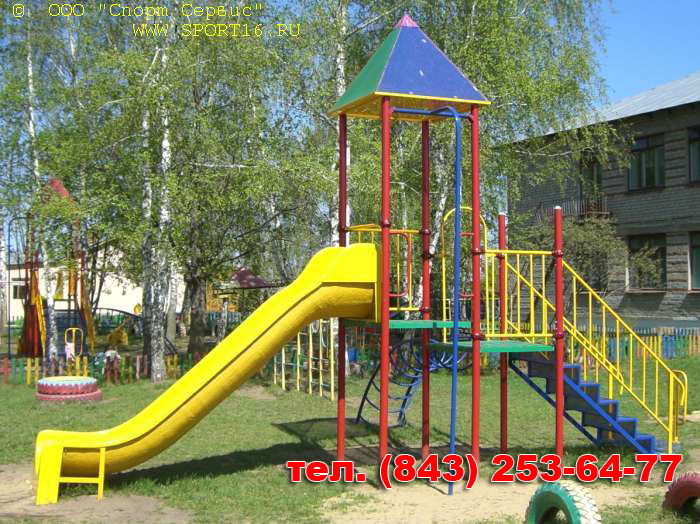 Вид сбоку. Горка на детской игровой площадке в Казани в пригороде
