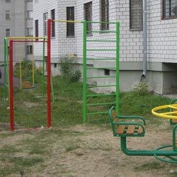 Оборудование детской площадки за домом.