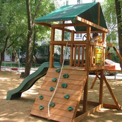 Деревянная детская площадка в Казани